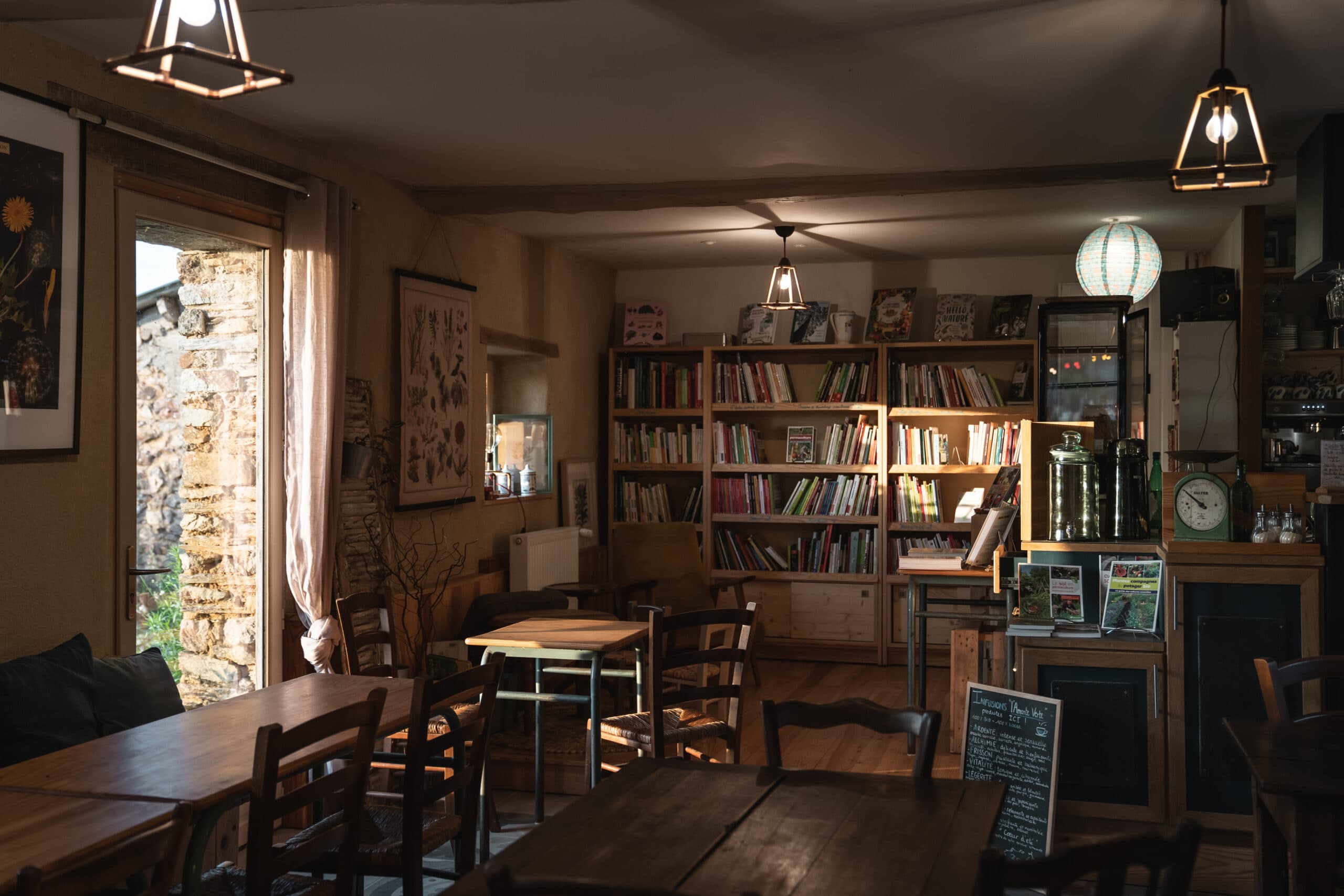 L'intérieur du café-librairie de l'Amante Verte